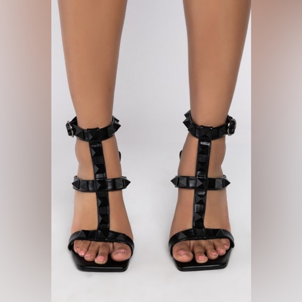 AZALEA WANG GIVE YOU EVERYTHING CHUNKY SANDAL IN BLACK (Valentino Vibes) - Picture 5 of 10